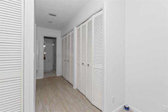 Building Photo - 5051 Pine Dr