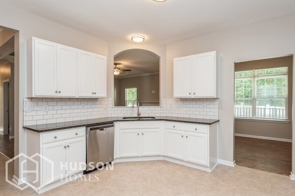 Building Photo - NOW AVAILABLE! - 156 Valerie Dr, Lincolnto...