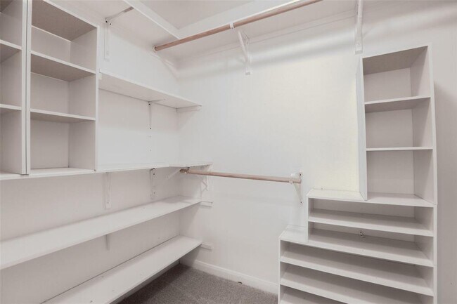 Building Photo - 11905 Algonquin Dr