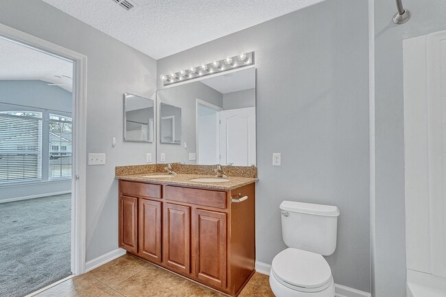 Building Photo - ***TWO WEEKS FREE*** Stylish 3BR Townhome with Garage & Walk-In Closet