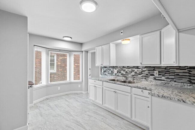 Building Photo - 5566 Haverhill St