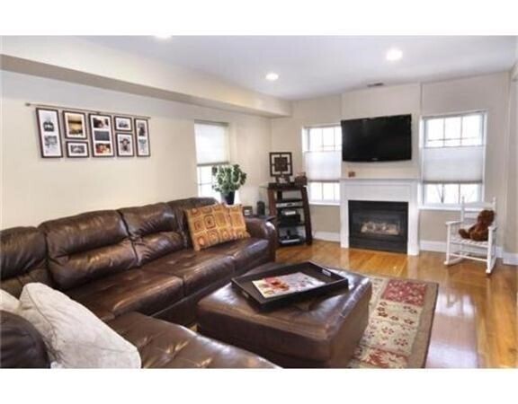 Building Photo - 592 E 2nd St