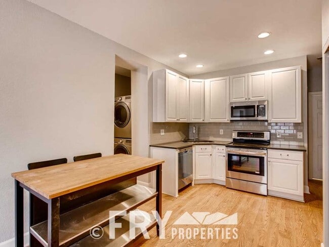 Building Photo - 610 Logan St