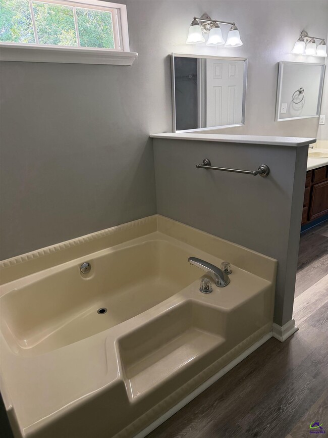 Building Photo - 107 Barrington Pl N