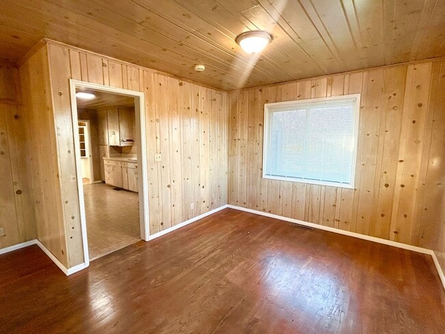 Building Photo - Great home just outside of town!