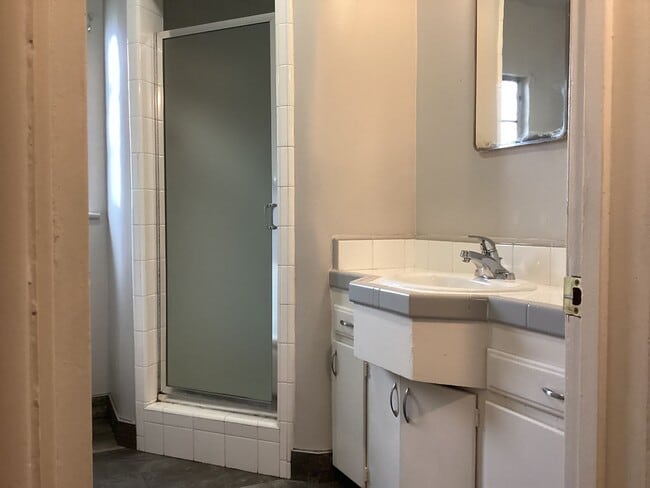 Building Photo - 1534 W Cambridge Ave