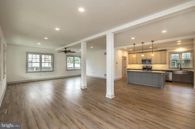 Building Photo - 411 James St