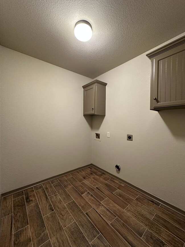 Building Photo - $2,200.00 Move-in-Special