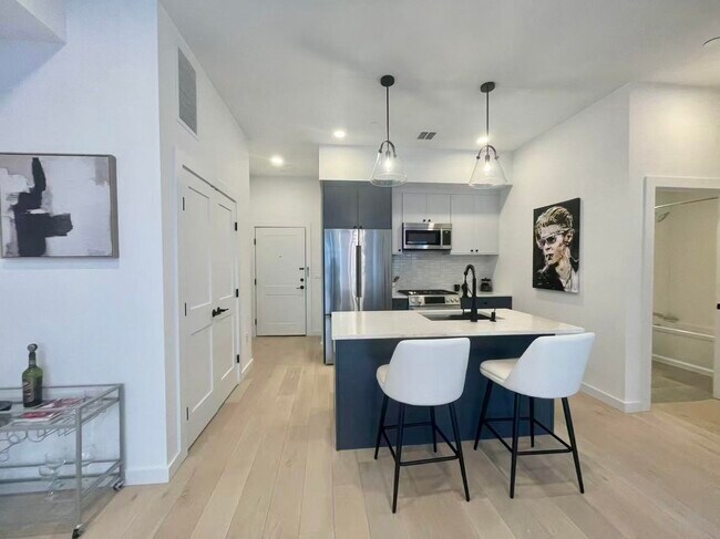 Building Photo - 425 3rd St