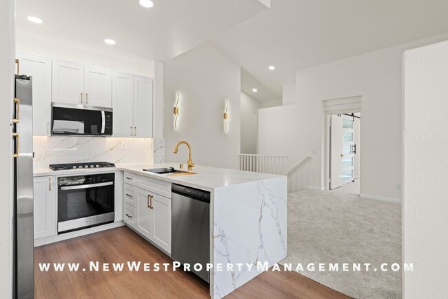 Building Photo - Newly renovated 2-bedroom UTC townhome in the coveted Andria of Renaissance at La Jolla community...