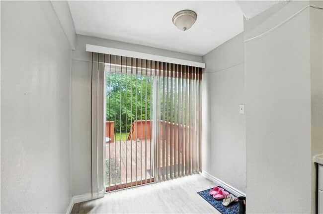 Building Photo - Great 2 bedroom 2 FULL bathrooms remodeled...