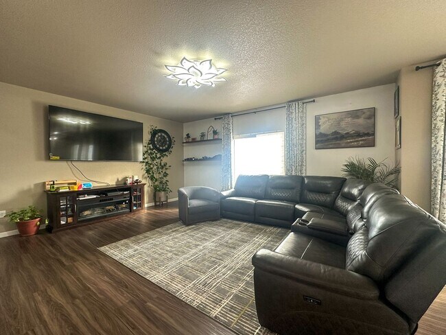 Building Photo - Grand 6bd 4ba Crystal Valley home with an in-law suite!!!