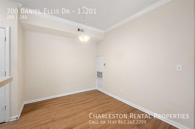 Building Photo - 700 Daniel Ellis Dr