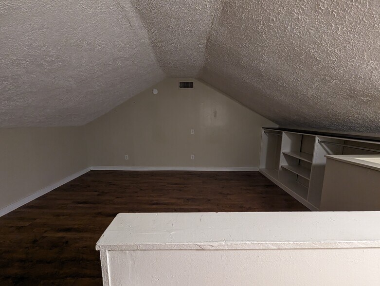 Building Photo - 426 W Elm St