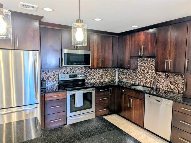 Building Photo - 20 Central St