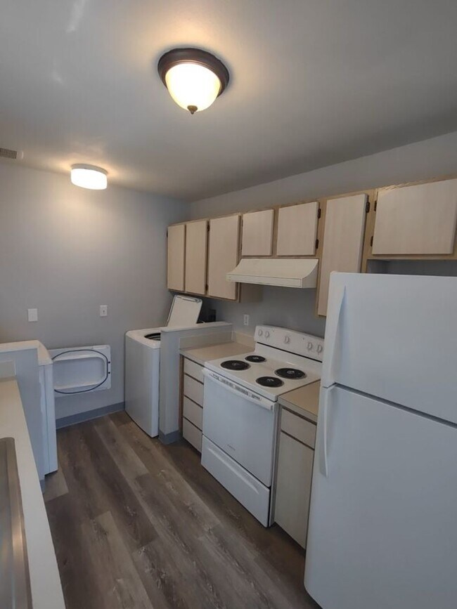 Building Photo - Ground Floor 2 BR 2BA with Storage & w/d