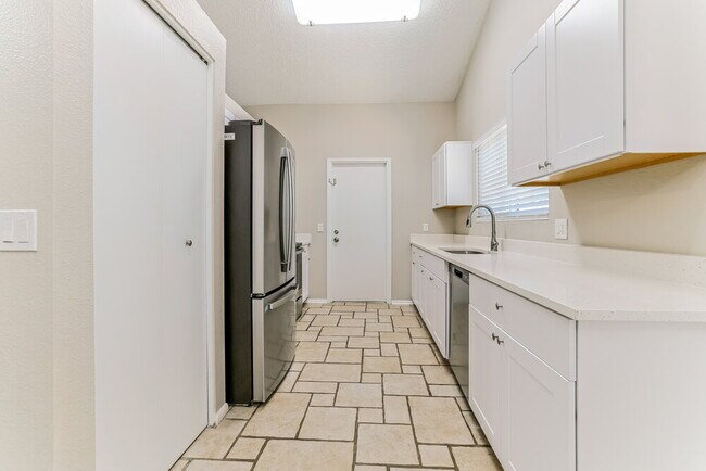 Building Photo - 646 E Gila Ln