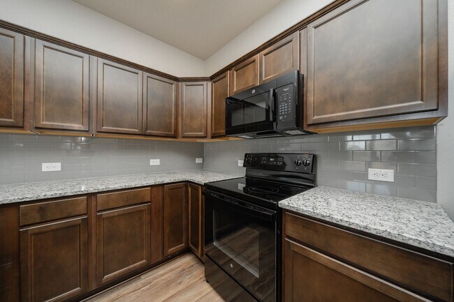 Building Photo - Bright & Cozy Townhome