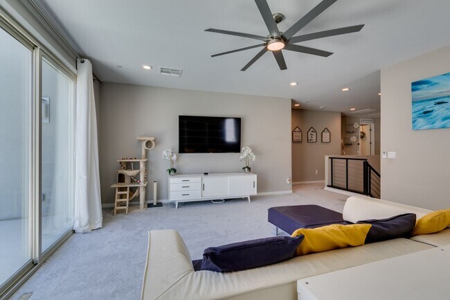 Building Photo - Luxury Rental with Mountain Views in Gated Henderson Community