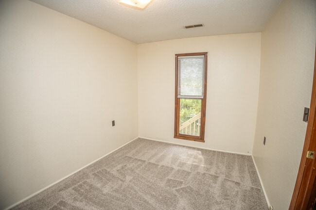 Building Photo - 115 Traci Dr