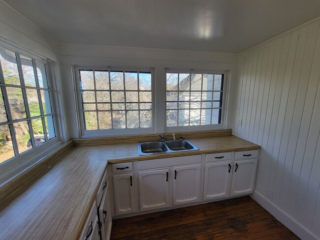 Building Photo - 320 S Mendenhall St