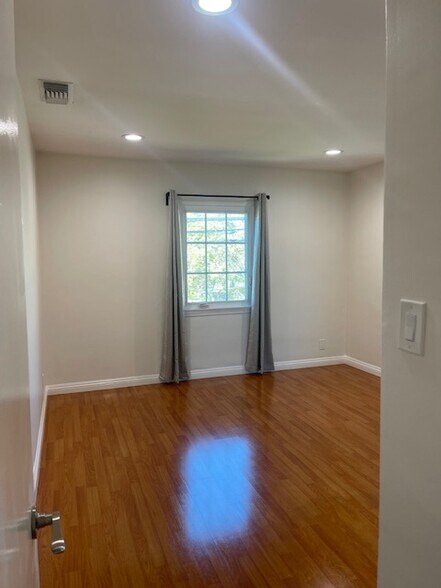 Building Photo - 530 N Van Ness Ave