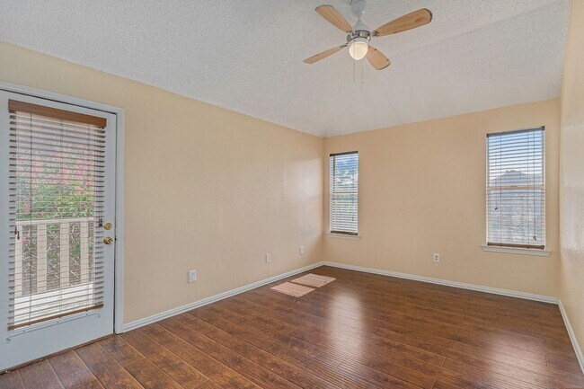 Building Photo - 588 Lake Forest Dr