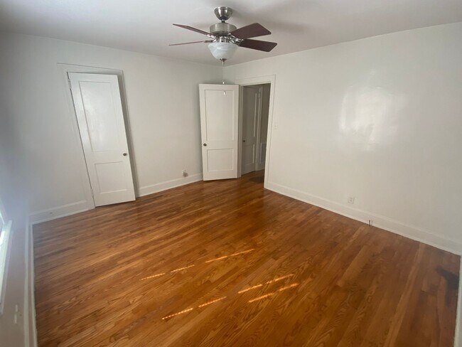 Building Photo - Adorable 1 Bedroom Duplex in Watts-Hillandale