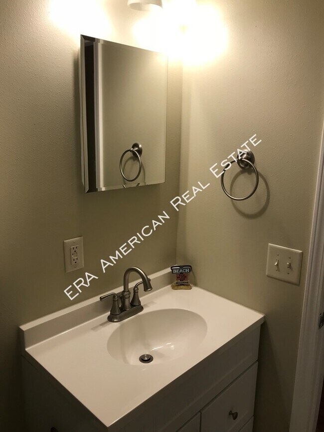 Building Photo - 912 Spruce Ct