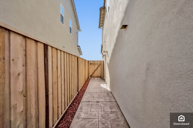 Building Photo - 5587 Saddle Rock Ln