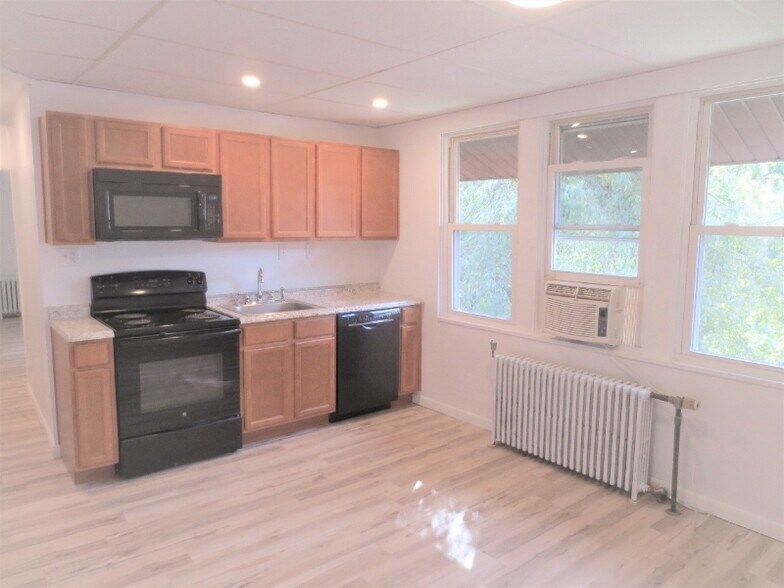 Building Photo - 2421 Beechwood Blvd