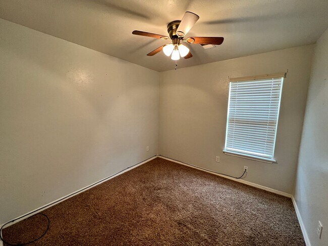 Building Photo - $500 OFF FIRST MONTHS RENT | Sweet Home in Hope Crossing!