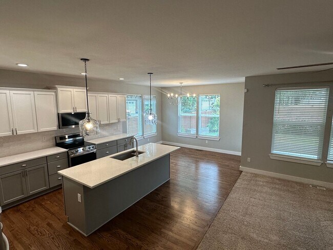 Building Photo - Large 3BD plus bonus rm and den