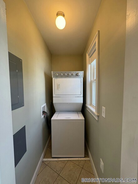 Building Photo - 38 Turner St