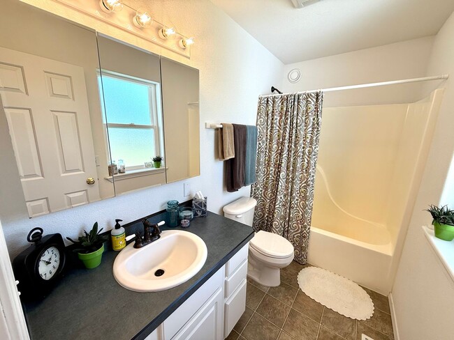 Building Photo - Charming Fully Furnished 2-Bedroom Home