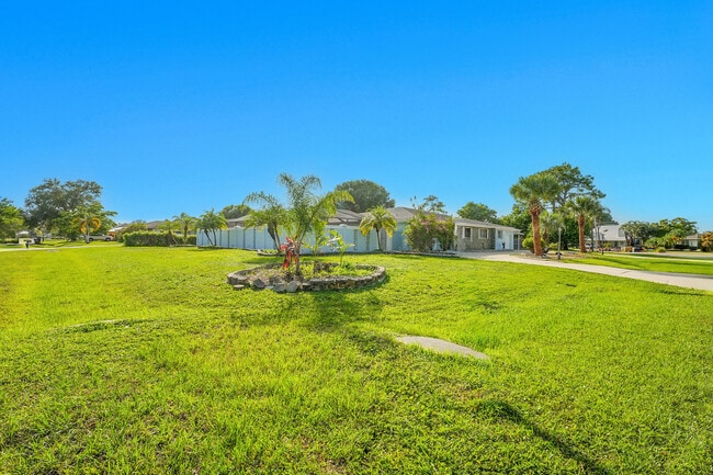 Building Photo - 154 SE Naranja Ave
