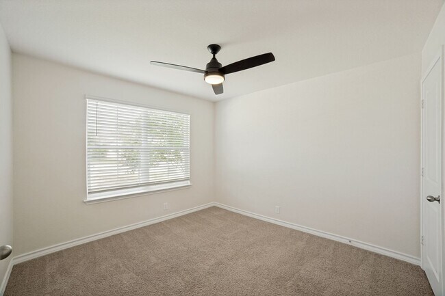 Building Photo - Welcome home to this 4/2/2 nestled in Whisper Falls