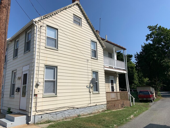 Building Photo - Two Bedroom Home in Carlisle