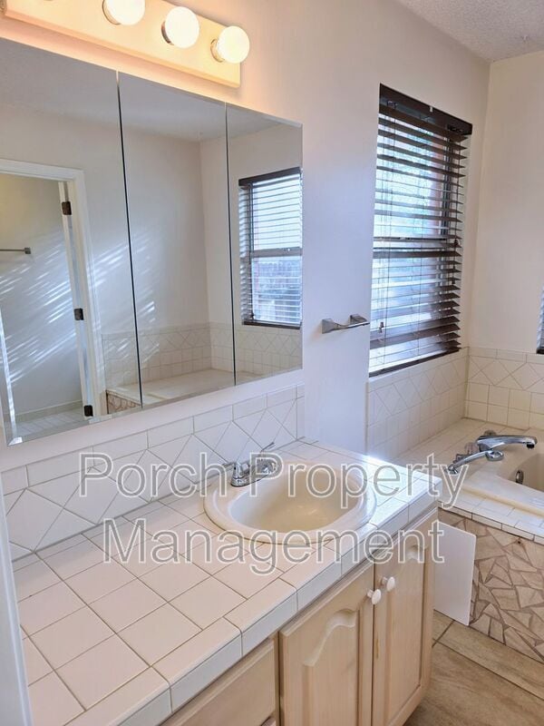 Building Photo - 303 Shoreline Dr