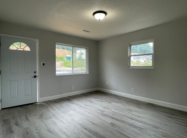 Building Photo - 3106 Greenway Dr
