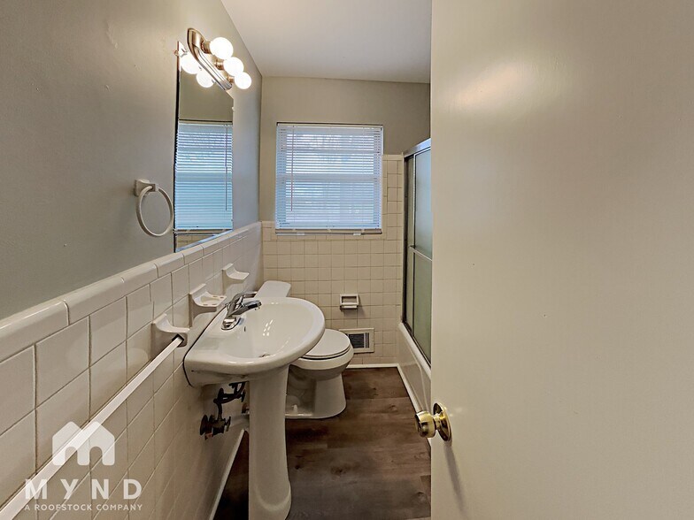 Building Photo - 626 Emerald Dr