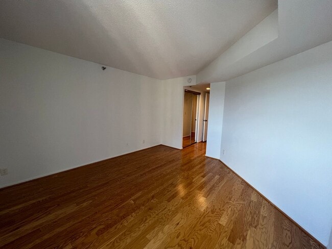 Building Photo - Luxurious 2 Bed 2 Bath Penthouse In Alta V...