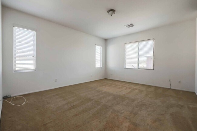 Building Photo - 4 BEDROOM HOUSE IN HENDERSON!!