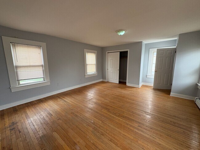 Building Photo - Large 5 Bedroom 2 Bathroom Single Family H...