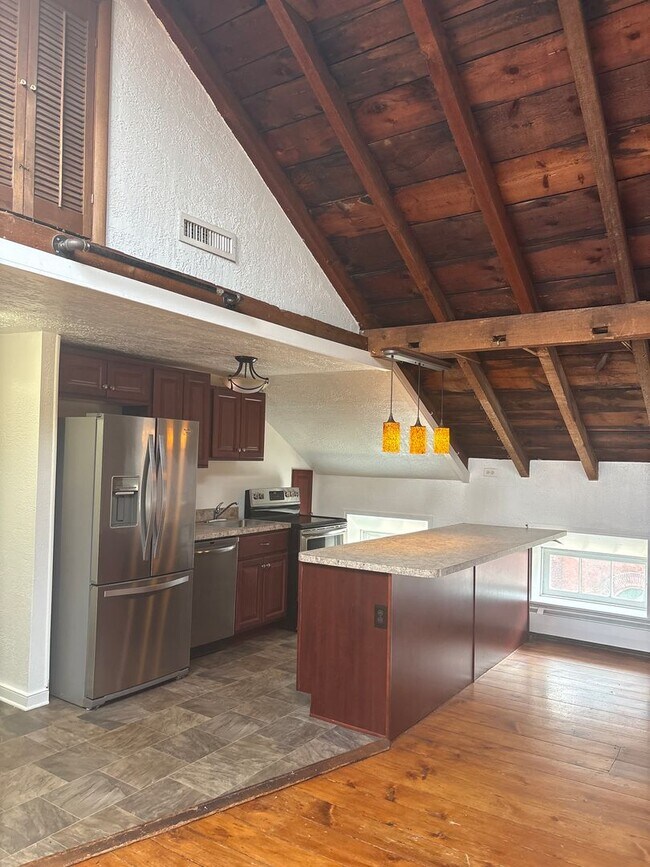 Building Photo - 1-2 Bedroom 3rd Floor Apartment Across from Central Market in Downtown York