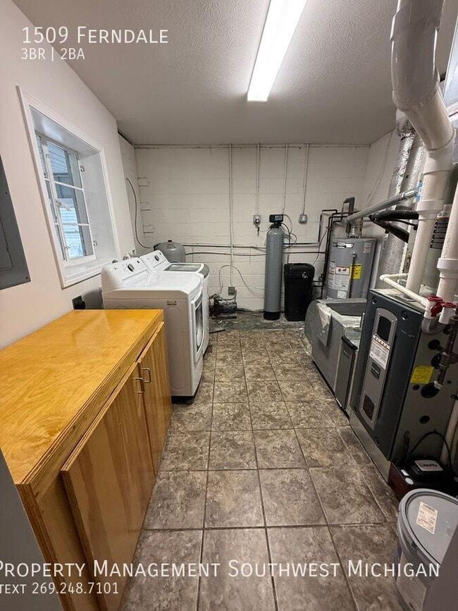 Building Photo - 1509 Ferndale-