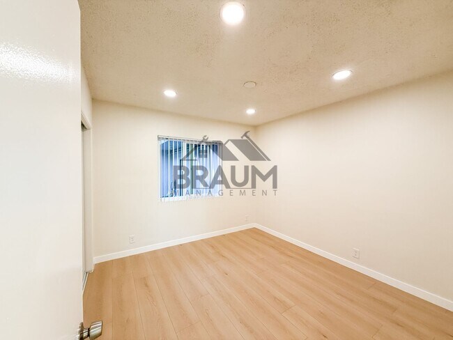 Building Photo - 13129 Oxnard St