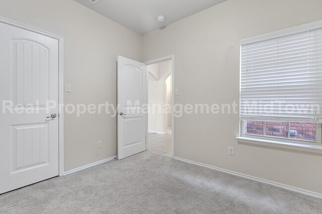 Building Photo - 2035 Karsen Ln