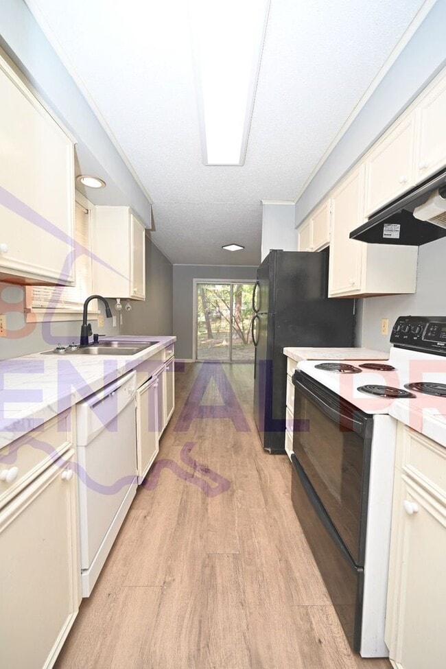 Building Photo - 2207 Lily Dr