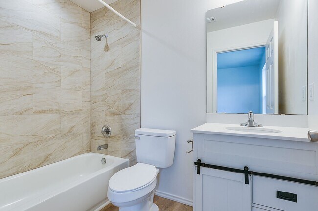 Building Photo - Updated 3 Bedroom Home For Lease!!